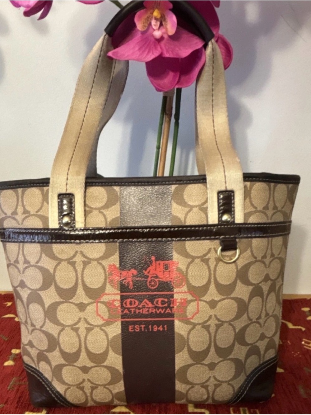 Coach Beige and Brown Signature Canvas Tote with Coral Logo en buen estado